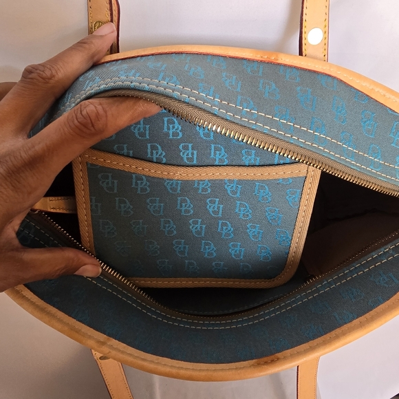 Dooney and Bourke medium size tote - Picture 6 of 9